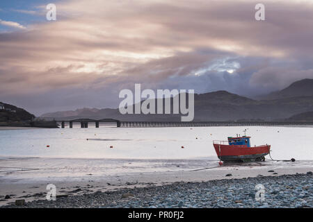 Fischerboot und Barmouth Bridge in Pwllheli Hafen mit Cader (cadair) Berge hinter, Snowdonia National Park, North Wales, Wales, Vereinigtes Königreich Stockfoto