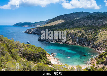 Küste über die Cala D'en Serra Strand, Ibiza, Balearen, Spanien, Mittelmeer, Europa Stockfoto