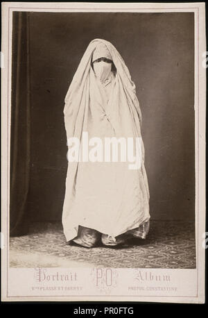 Verschleierte Frau, stehen, Städte und Orte Kabinett card Collection, Veuve Plasse et Oberty, Eiweißstoff, nach 1867, Portrait Album Stockfoto