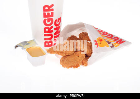 Burger King Chicken Nuggets mit Honig Senf Soße und ein Getränk Schale Stockfoto