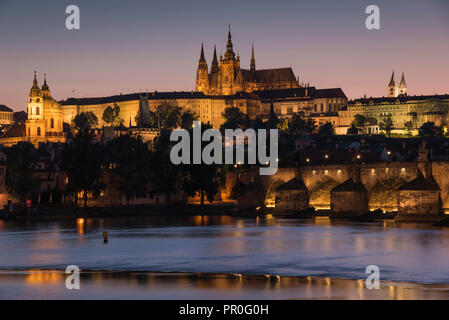 Die Prager Burg, die Karlsbrücke, Mala Strana, und der Moldau bei Dämmerung, UNESCO-Weltkulturerbe, Prag, Tschechische Republik, Europa Stockfoto