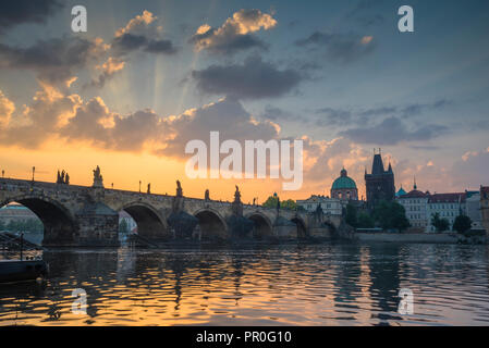 Bunte sunrise über die Karlsbrücke mit dem Altstädter Turm und Stare Mesto, Weltkulturerbe der UNESCO, Prag, Tschechische Republik, Europa Stockfoto