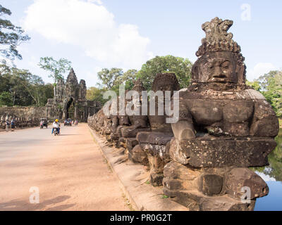 Brücke über den Burggraben zum Angkor Thom, Angkor Wat complex, UNESCO-Weltkulturerbe, in der Nähe von Siem Reap, Kambodscha, Indochina, Südostasien, Asien Stockfoto