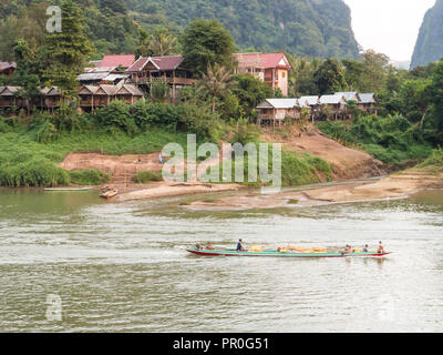 Riverboat und Dorf, Nong Khiaw, Laos, Indochina, Südostasien, Asien Stockfoto