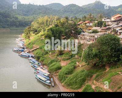 Flussboote fahren auf dem Nam Ou Fluss, Nong Khiaw, Laos, Indochina, Südostasien, Asien Stockfoto