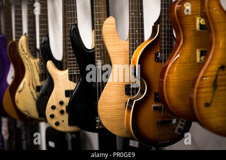 Clolection von E-Gitarren im Shop hängen Stockfoto