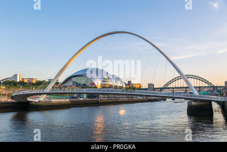 Die Millennium Bridge, Tyne Bridge und Sage Gateshead Arts Centre, Newcastle-upon-Tyne Tyne und Wear, England, Vereinigtes Königreich, Europa Stockfoto
