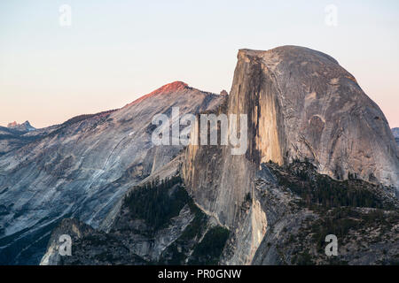 Half Dome gesehen vom Glacier Point, Yosemite Nationalpark, UNESCO-Weltkulturerbe, Kalifornien, Vereinigte Staaten von Amerika, Nordamerika Stockfoto