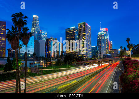 Downtown Financial District von Los Angeles City und belebten Autobahn bei Nacht, Los Angeles, Kalifornien, Vereinigte Staaten von Amerika, Nordamerika Stockfoto