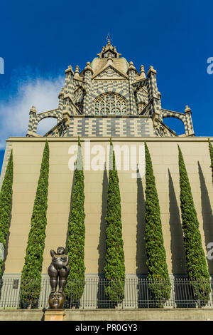 Ein Blick auf das Rafael Uribe Uribe Palast der Kultur mit dem Fernando Botero statue Pensamiento (Gedanke) im Vordergrund, Medellin, Kolumbien Stockfoto