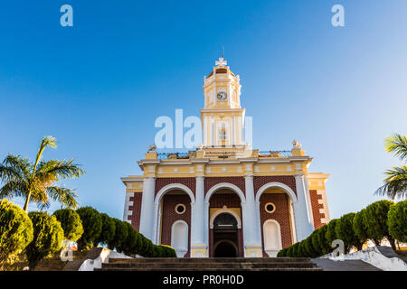 Eine Vorderansicht der Kirche El Carmen, in Santa Ana, El Salvador, Mittelamerika Stockfoto