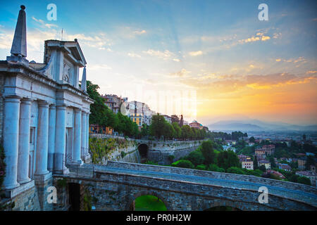 Blick auf die Stadt von Porta San Giacomo, Oberstadt (Citta Alta), Bergamo, Lombardei, Italien, Europa Stockfoto