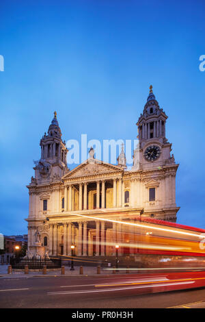 Die St. Paul's Kathedrale und einen Bus in London, London, England, Vereinigtes Königreich, Europa Stockfoto