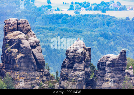 Kletterer auf Schrammsteine, Nationalpark Sächsische Schweiz, Sachsen, Deutschland, Europa Stockfoto