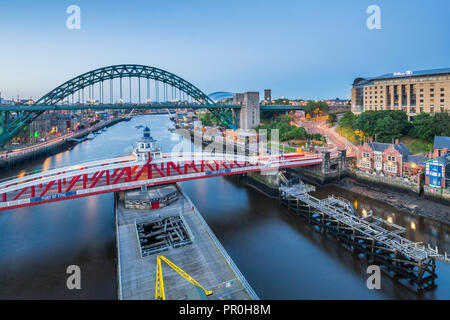 Blick auf die Tyne Bridge, Swing Bridge und Tyne Fluss in der Dämmerung, Newcastle-upon-Tyne Tyne und Wear, England, Vereinigtes Königreich, Europa Stockfoto