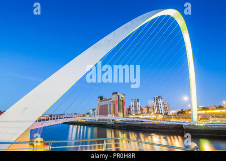 Blick auf den Fluss Tyne und Gateshead Millennium Bridge in der Dämmerung, Newcastle-upon-Tyne Tyne und Wear, England, Vereinigtes Königreich, Europa Stockfoto