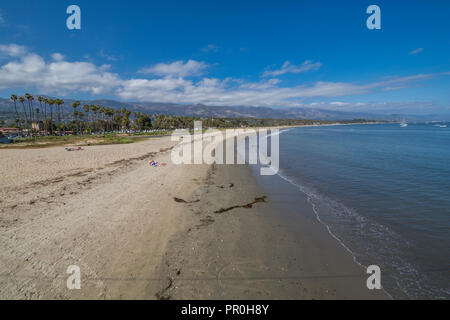 Blick auf den Strand von Stearns Wharf, Santa Barbara, Santa Barbara County, Kalifornien, Vereinigte Staaten von Amerika, Nordamerika Stockfoto