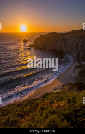 Sonnenuntergang bei Big Sur, Landstraße 1, Pacific Coast Highway, Pazifischer Ozean, Kalifornien, Vereinigte Staaten von Amerika, Nordamerika Stockfoto