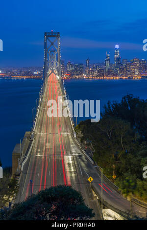 Blick auf die Skyline von San Francisco und Oakland Bay Bridge von Treasure Island bei Nacht, San Francisco, Kalifornien, Vereinigte Staaten von Amerika, Nordamerika Stockfoto