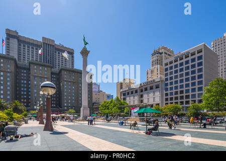 Blick auf die Gebäude und Besucher im Union Square, San Francisco, Kalifornien, Vereinigte Staaten von Amerika, Nordamerika Stockfoto