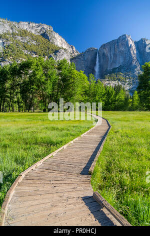 Ansicht der Köche Wiese und Oberen Yosemite Falls, Yosemite Nationalpark, UNESCO-Weltkulturerbe, Kalifornien, Vereinigte Staaten von Amerika, Nordamerika Stockfoto