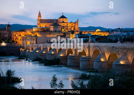 Die Kathedrale und die Große Moschee von Cordoba (Mezquita) und die Römische Brücke bei Dämmerung, UNESCO-Weltkulturerbe, Cordoba, Andalusien, Spanien, Europa Stockfoto