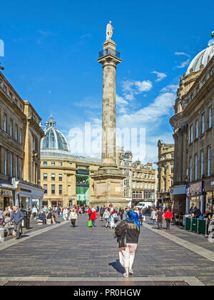 Gray's Monument, das an der Spitze der Grey Street in der Stadt Newcastle upon Tyne gebaut Earl Grey mit Käufern und Touristen zu gedenken. Stockfoto