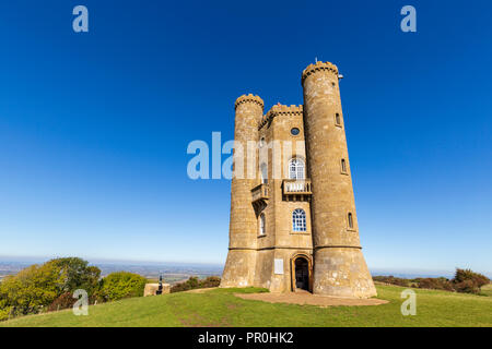Broadway Tower auf dem Gipfel des Broadway Hill, Cotswolds, England Stockfoto