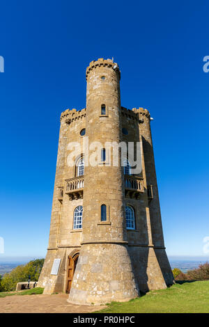 Broadway Tower auf dem Gipfel des Broadway Hill, Cotswolds, England Stockfoto