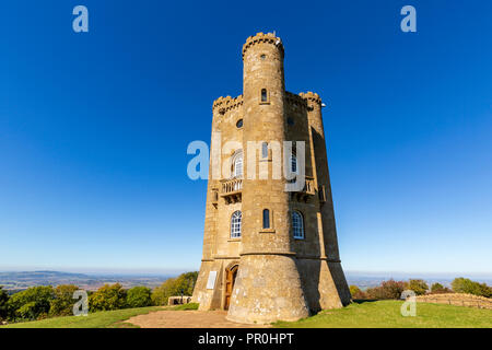 Broadway Tower auf dem Gipfel des Broadway Hill, Cotswolds, England Stockfoto