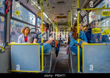 SANTIAGO, CHILE - 17. SEPTEMBER 2018: Indoor Ansicht von unbekannten Personen innerhalb eines öffentlichen Verkehrsmittel Bus in dowtown Santiago sitzen Stockfoto