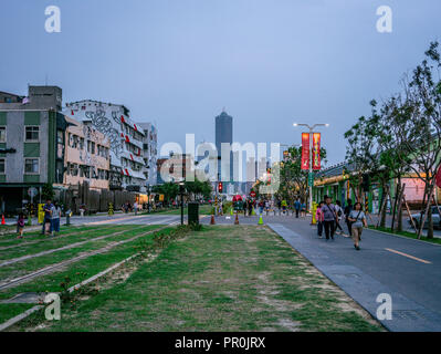 23. Februar 2018, Kaohsiung, Taiwan: Pier 2 Art District street view mit Skyline von Kaohsiung im Hintergrund mit 85 Sky Tower in Taiwan Stockfoto