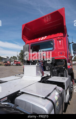 Das hintere Ende, hinten ein Auflieger Prime Mover Fahrzeug mit Motor und Tank, Fahrerkabine und eine große Verkleidung um den Luftwiderstand zu verringern. Stockfoto