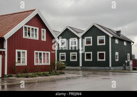 Traditionelle schwedische Holzgehäuse duirng Winter in Karlskrona, Schweden Stockfoto