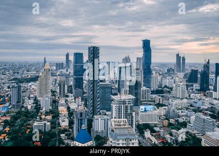 Ansicht der CBD in Bangkok, Thailand, vom Mond Bar in der Sathorn Bezirk Stockfoto