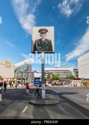 Berlin, Deutschland - 28. Mai 2017: Plakat der russischen Soldaten am Checkpoint Charlie in Berlin, Deutschland. Stockfoto