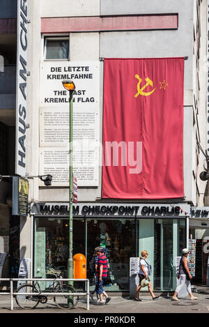 Berlin, Deutschland - 28. Mai 2017: Der letzte Kreml Flagge am Checkpoint Charlie Mauermuseum - Museum Haus-Wall Museum in Berlin, Deutschland, Europa. Stockfoto
