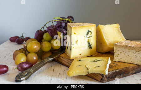 Stillleben mit Käse und Trauben essen. Lecker. Jahrgang. retro. Stockfoto