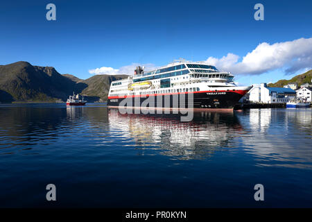 Die norwegische Hurtigruten Schiff MS Trollfjord, In der Arktis Fischerdorf Honningsvåg, Hordaland County, Norwegen vertäut. Stockfoto