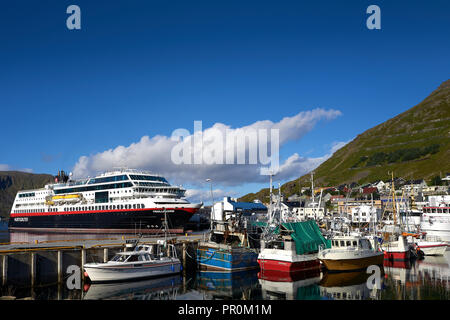 Die norwegische Hurtigruten Schiff MS Trollfjord, In der Arktis Fischerdorf Honningsvåg, Hordaland County, Norwegen vertäut. Stockfoto