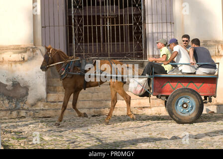 Pferd und Wagen beladen mit Einheimischen in Trinidad Kuba Stockfoto