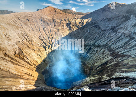 Krater des Mount Bromo, Bromo Tengger Semeru National Park, Ost Java, Indonesien Stockfoto