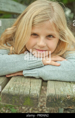 Portrait von hübsches Mädchen auf einer Werkbank Stockfoto