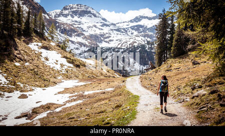 Frau wandern Reise im Winter Berg. Schöne sportliche Wanderer kaukasischen Reisenden. Stockfoto