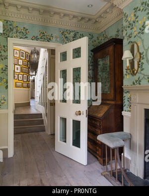 Antikem Schrank hinter der Tür in 2 Ebenen London home Stockfoto
