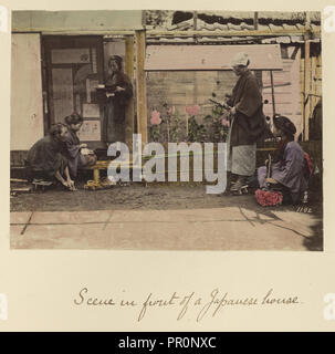 Szene vor einer japanischen Haus; Shinichi Suzuki, Japanisch, 1835 - 1919, Japan; ca. 1873 - 1883; Hand - farbige Eiweiß Stockfoto