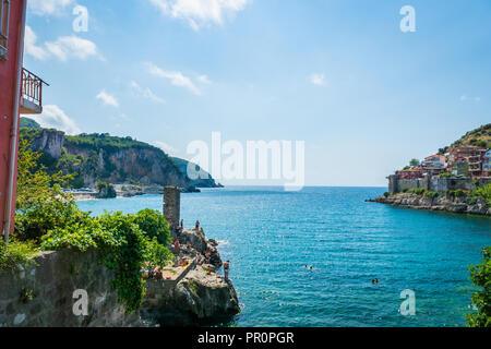 Amasra, Türkei - Juli 2018: Meerblick von Amasra, einem beliebten Badeort in der Schwarzmeerregion der Türkei. Stockfoto