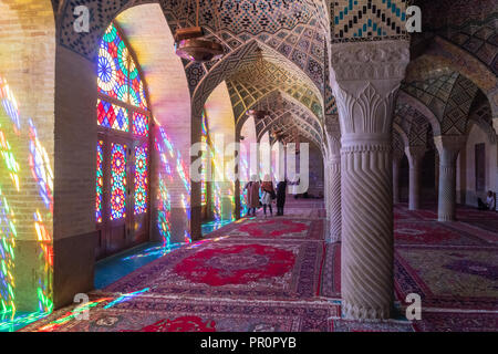 Shiraz, Iran - Juni 2018: Innerhalb von Nasir ol-Molk Moschee auch als Rosa Moschee, einer der bekanntesten Moscheen in Shiraz bekannt Stockfoto