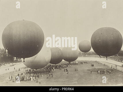 Hot Air Balloon; Fédèle Albert, Italienisch, 1895 - 1930, Italien; 1914 - 1929; gelatin silver Print; 11,4 x 16 cm, 4-1,2 x 6 5,16 in Stockfoto