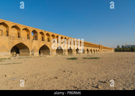 Khaju Brücke über den ausgetrockneten Flusses Zayandehrud in Isfahan, Iran. Stockfoto